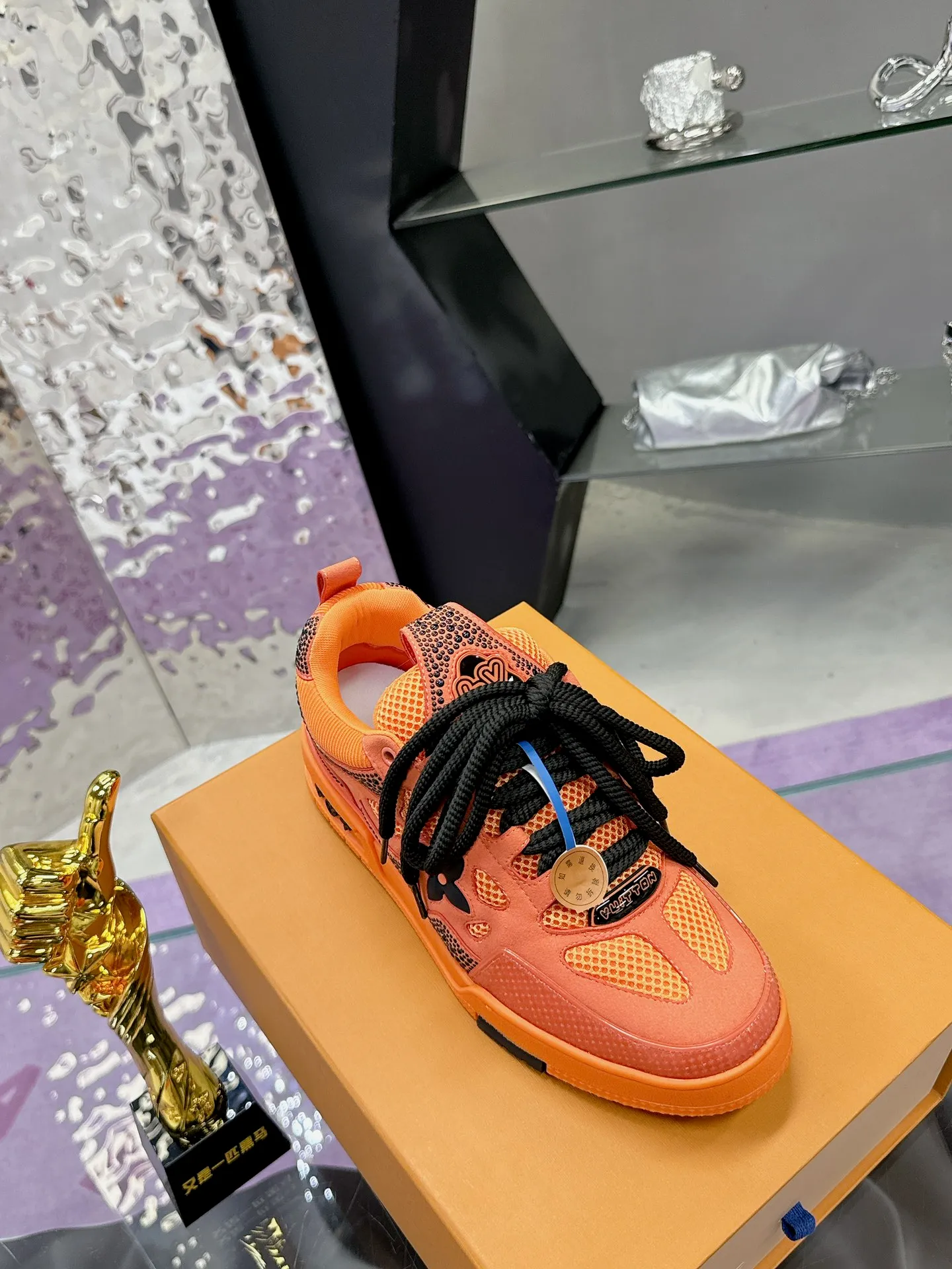 Men's shoes 💰900❤️❤️❤️ 𝙇𝙑 Bread shoes have added new colors 💓 Craftsmanship series 𝟐𝟎𝟐5/𝐒𝐒 𝐧𝐞𝐰 Louis Vuitton catwalk skate shoes are popular, LOUIS VUITTON Trainer is undoubtedly one of the most successful Sneakers launched by luxury brands, but the pace of exploration will not stop. LOUISVUITTON will also bring a new series of skateboard shoes in the spring of 2025. The new series in the picture returns to the 90s Chunky Skate Shoes look and feel. The uppers are made of leather and mesh. The fat silhouette and thick shoelaces are very eye-catching. It is expected to have quite a few colors like the Trainer. Judging from the previous DIOR show skate shoes, this chunky style may be even stronger next year. 💎 Size: Female 35-40 Male 39-46